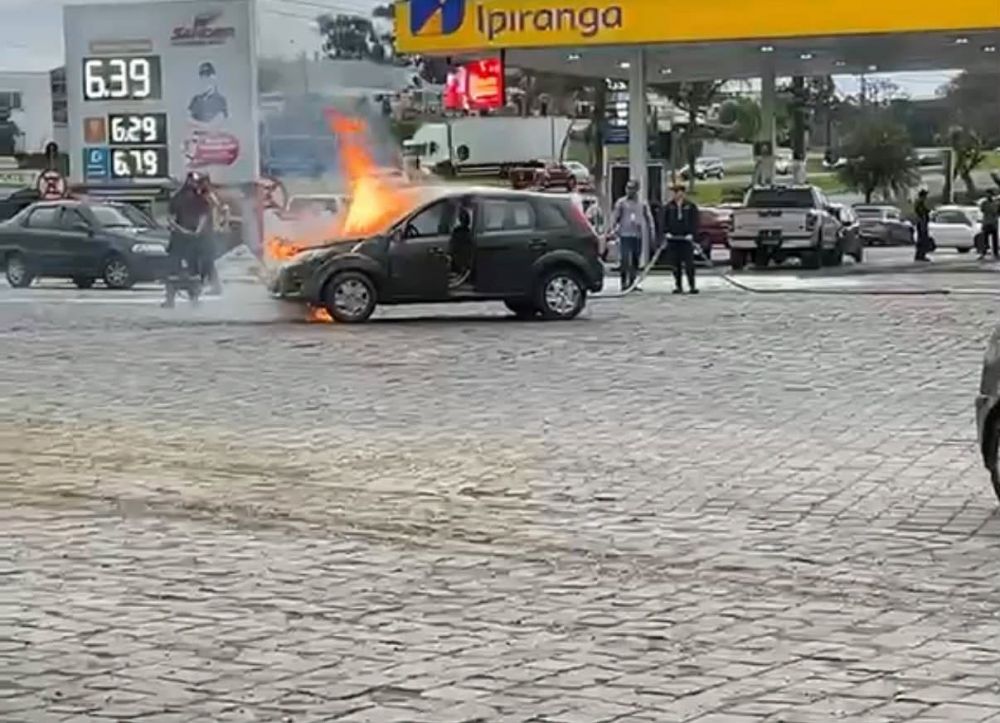 Carro pega fogo no pátio do posto do Avião, às margens da BR-470