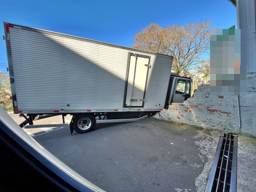 Caminhão sem freios atinge muro do supermercado Cairú em Garibaldi