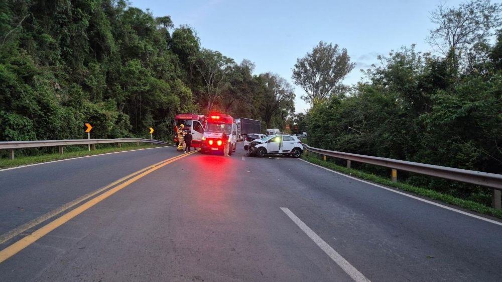 Motociclista sofre ferimentos graves em colisão com carros nas curvas de Bento