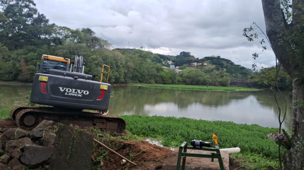 Corsan inicia limpeza da barragem e adota medidas para controlar "marrequinhas"
